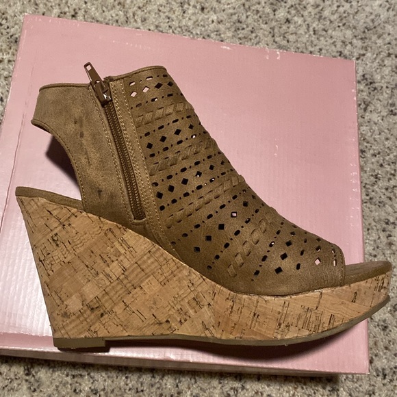 Fergalicious (Fergie) wedge sandals - Picture 5 of 12